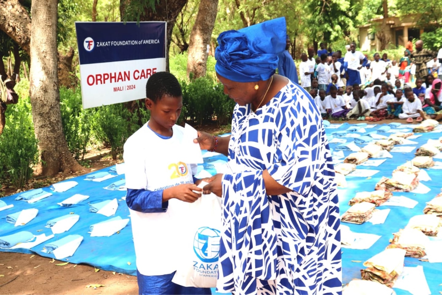 Our Mali Director, Mariam Coulibaly Ndiaye, offers love, compassion and care to hundreds of orphan children<br>تقدم مديرتنا في مالي، مريم، الحب والرحمة والرعاية لمئات الأطفال الأيتام، مما يجعلها شعاع أمل يضيء حياتهم