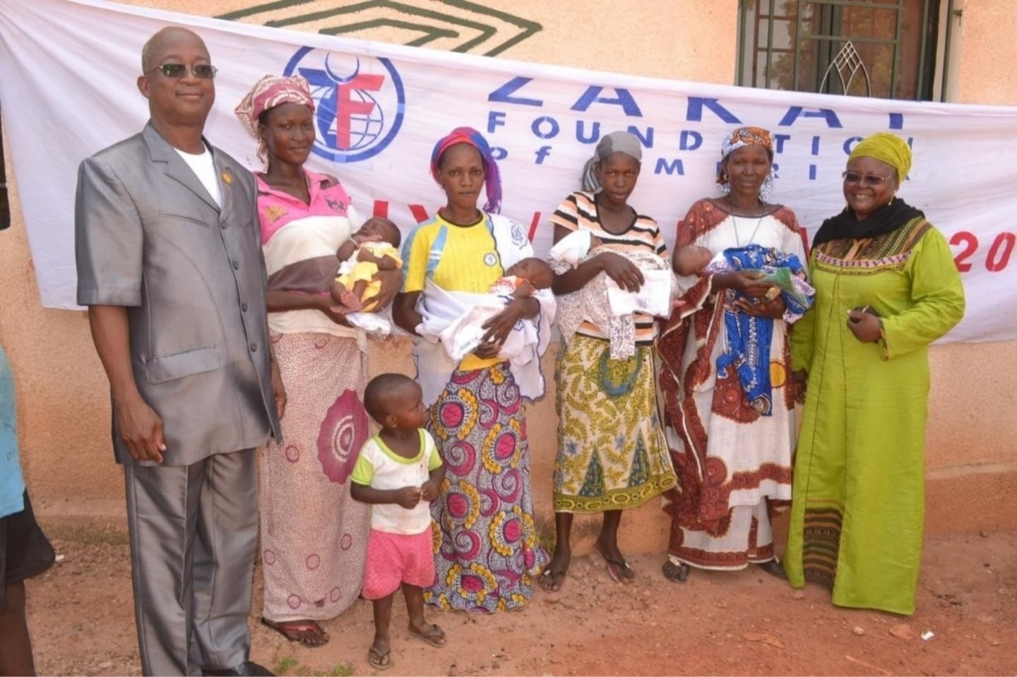 Mariam, our Mali country director, has helped many mothers and children become self-sufficient and thriving<br>بفضل تفانيها وإيمانها بالإنسانية، ساعدت مريم العديد من الأمهات والأطفال في مالي ليصبحوا مكتفين ذاتيًا، وليبدؤوا حياة مليئة بالكرامة والأمل.