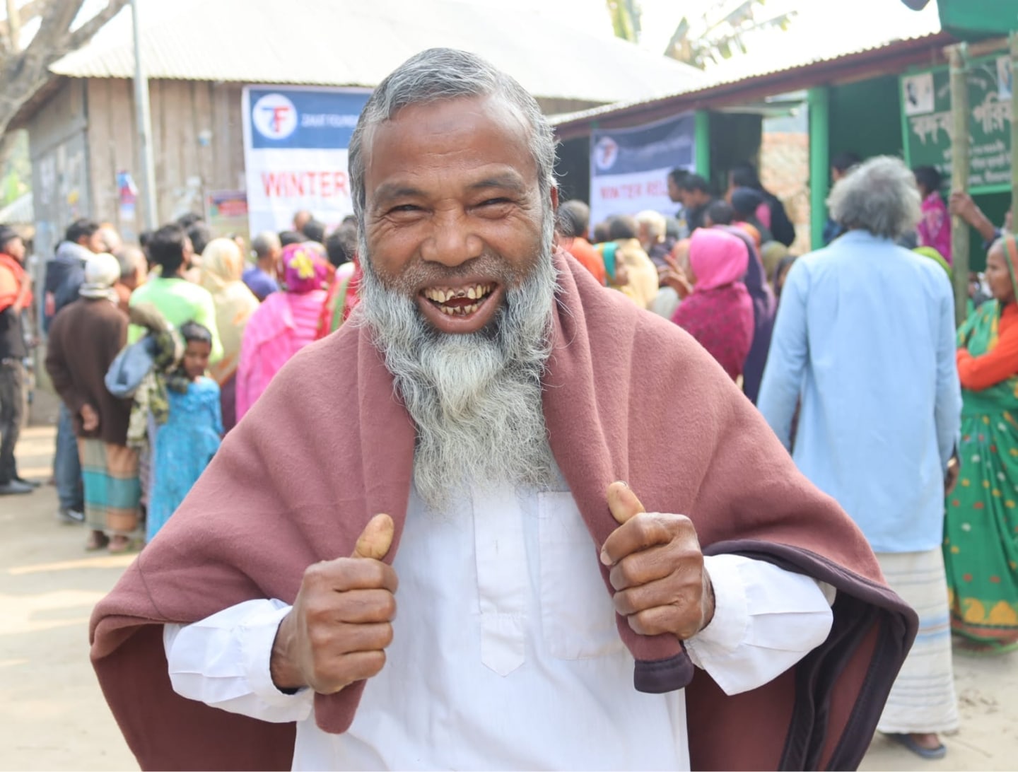 In Bangladesh, a new blanket brings smiles and winter warmth. / في بنغلاديش، تجلب البطانيات الجديدة الابتسامات، وتمنح الدفء في مواجهة الشتاء القاسي.