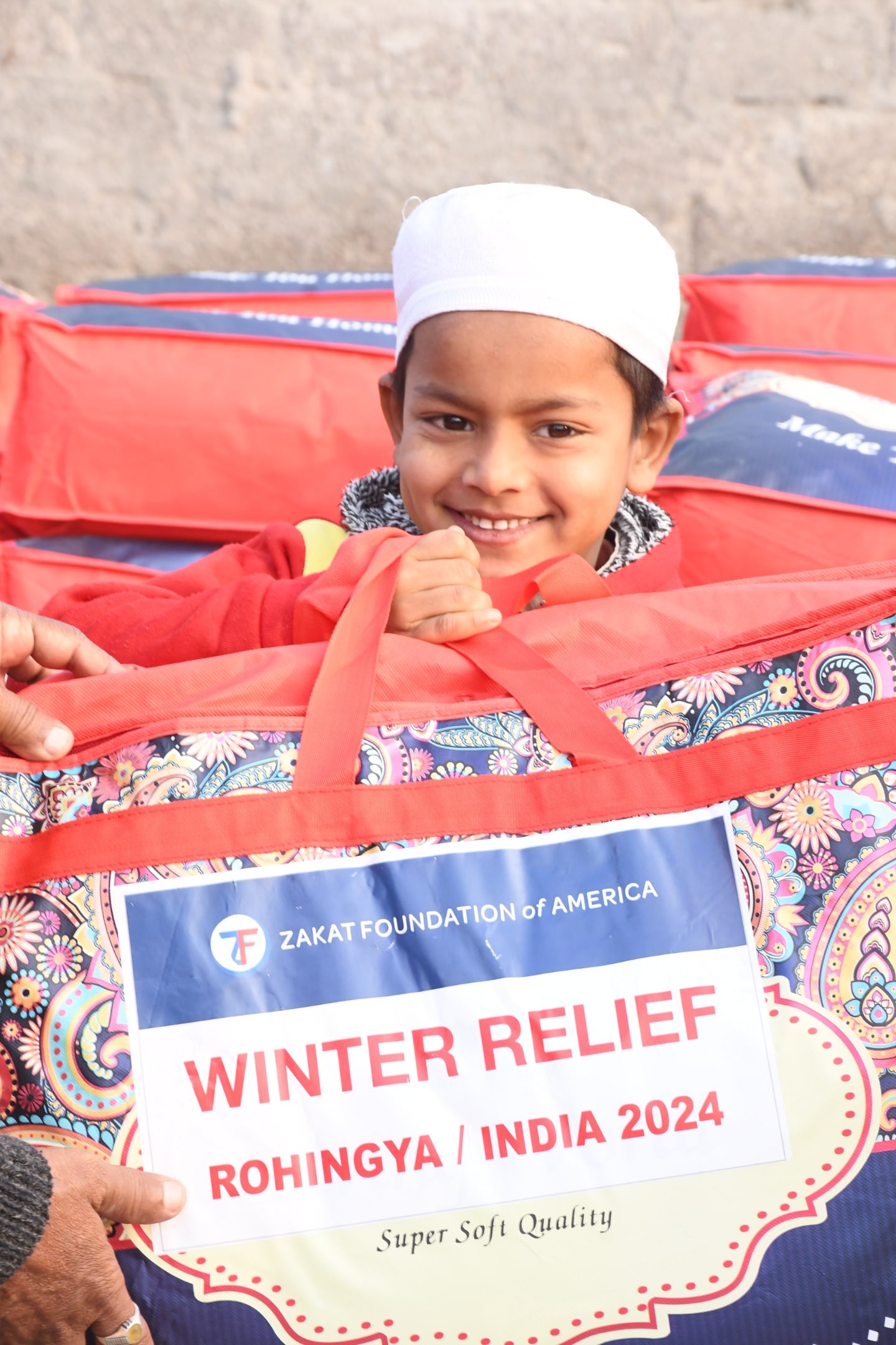 In India, a small act of charity means a new blanket bringing warmth, hope, smiles and winter protection. / في الهند، يمكن لعمل خيري بسيط، مثل تقديم بطانية جديدة، أن يمنح الدفء، الأمل، والحماية الشتوية للأسر المحتاجة