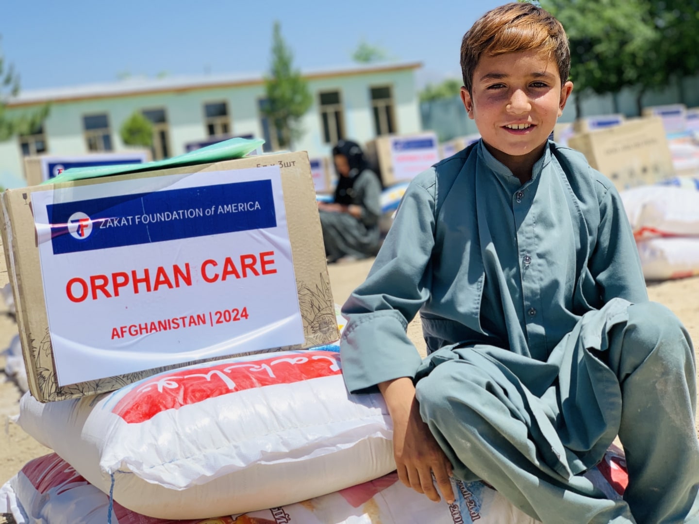Supporting orphans means not only providing food, but also helping support any relatives or family members to keep them in their local communities<br>دعم الأيتام يمتد ليشمل عائلاتهم وأقاربهم، لنضمن لهم بيئة مستقرة وداعمة داخل مجتمعاتهم المحلية.