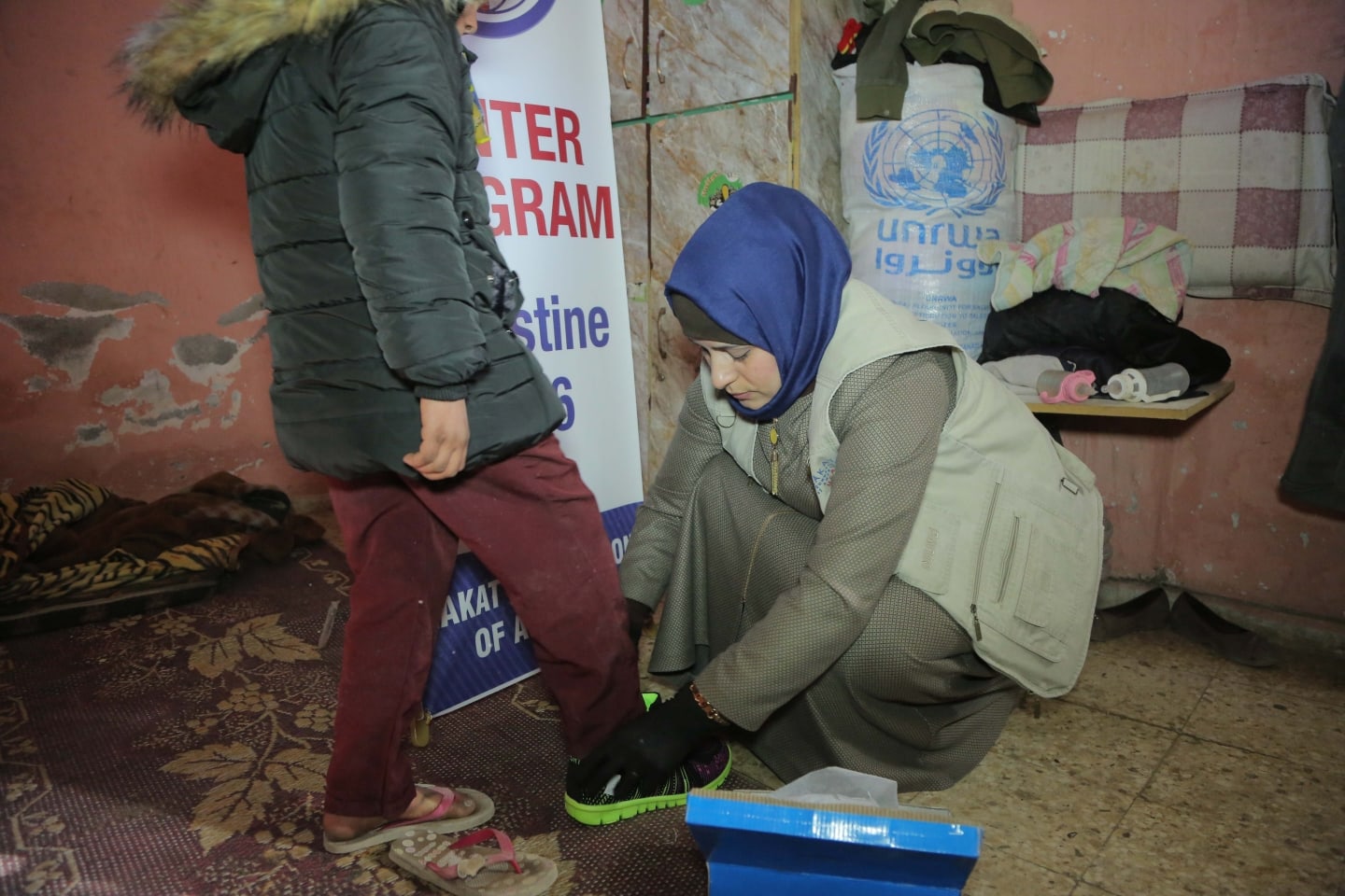 This 2024-2025 winter, we will be providing essential winter relief to needy in Gaza. / خلال شتاء 2024-2025، ستقدم مؤسسة الزكاة مساعدات شتوية أساسية للمحتاجين في غزة لتخفيف معاناتهم.
