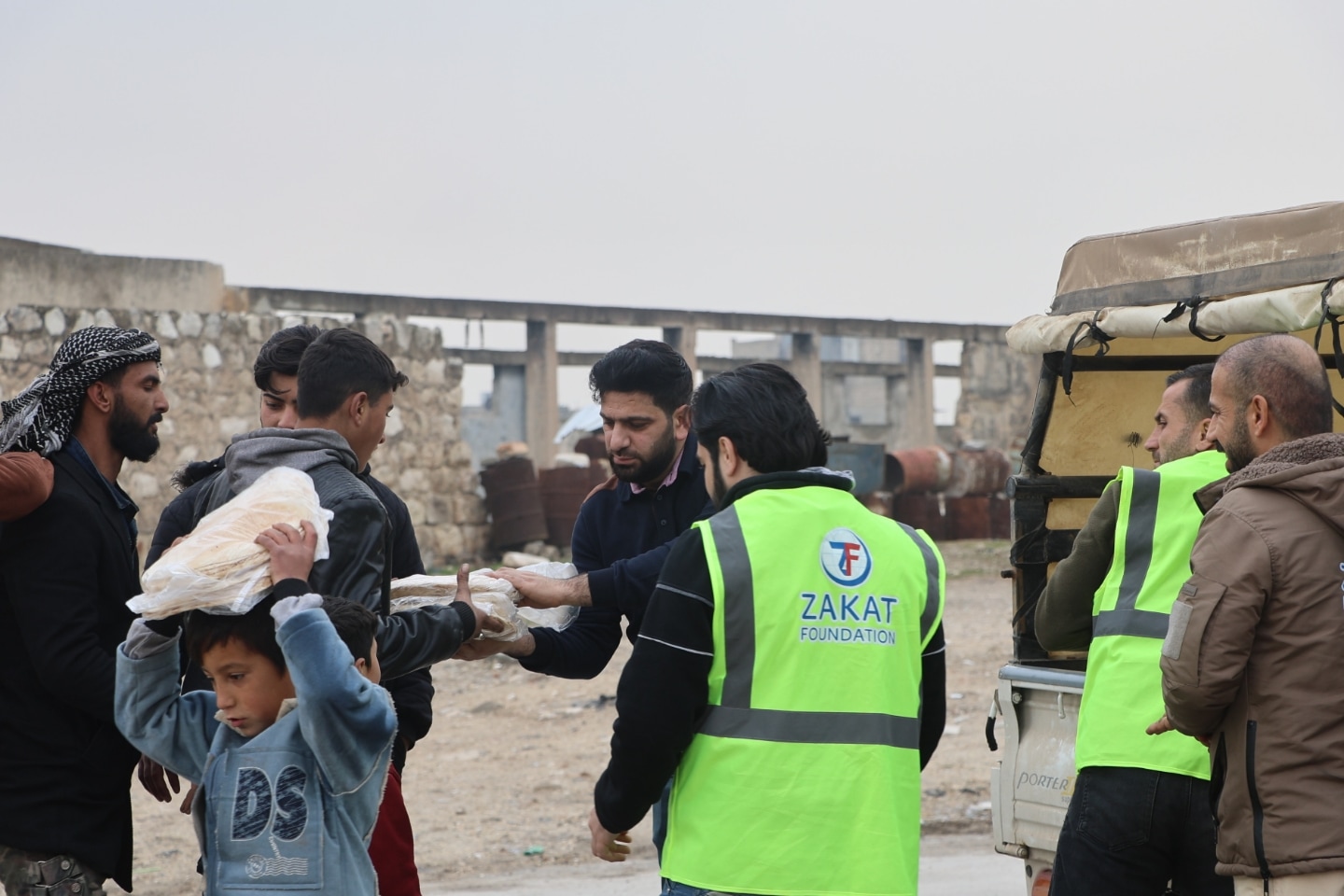 Our teams distribute fresh bread, a staple in Syrian households, to ensure nourishment
