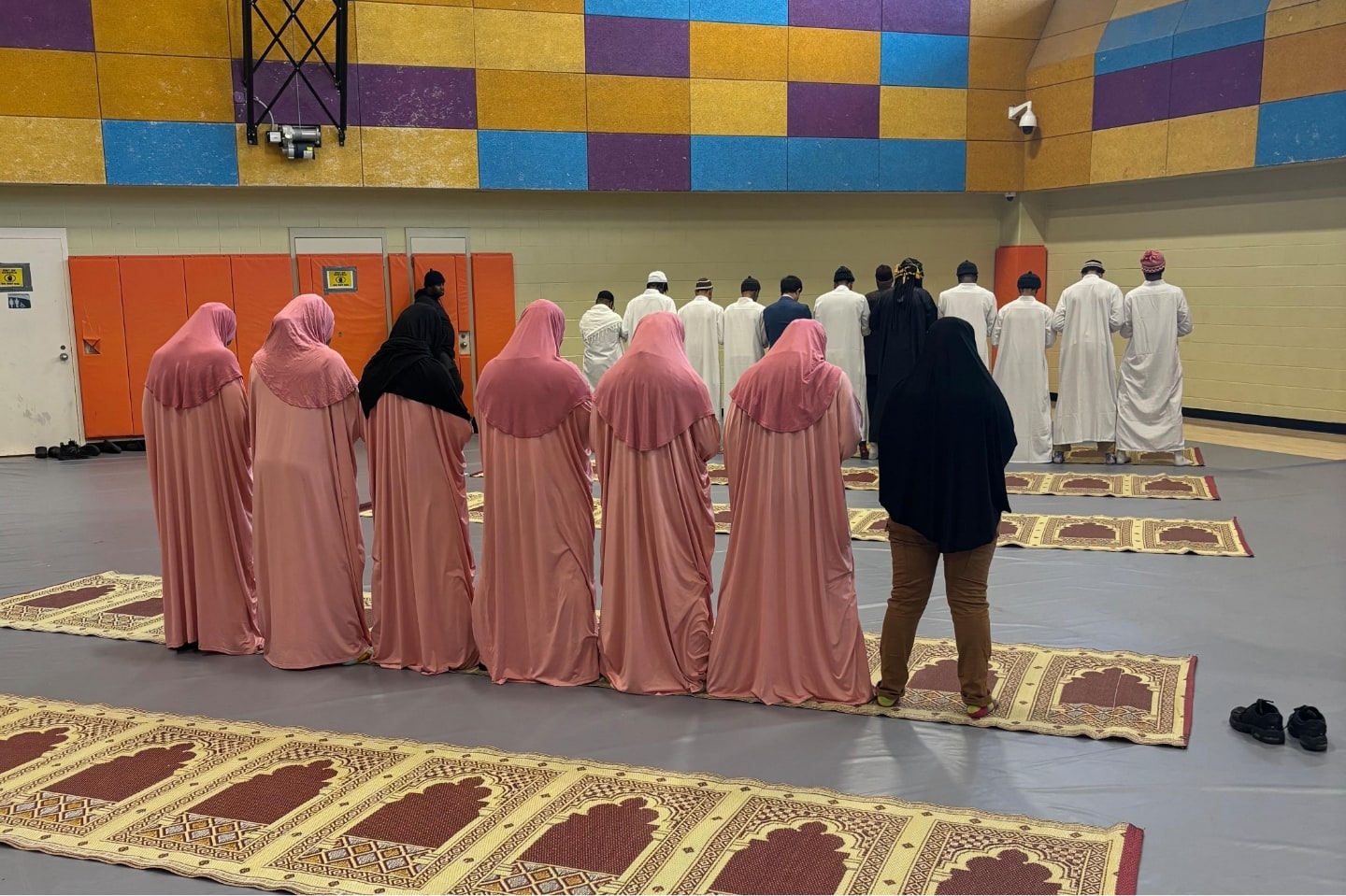 Our DC team brought warmth, halal meals, and Eid joy to Muslim youth at the Washington Juvenile Center, reminding them they are seen, supported, and not alone. / في واشنطن العاصمة، أوصل فريقنا الدفء ووجبات العيد الحلال إلى الشباب المسلمين بمركز الأحداث، ليعلموا أنهم محاطون بالرعاية والدعم