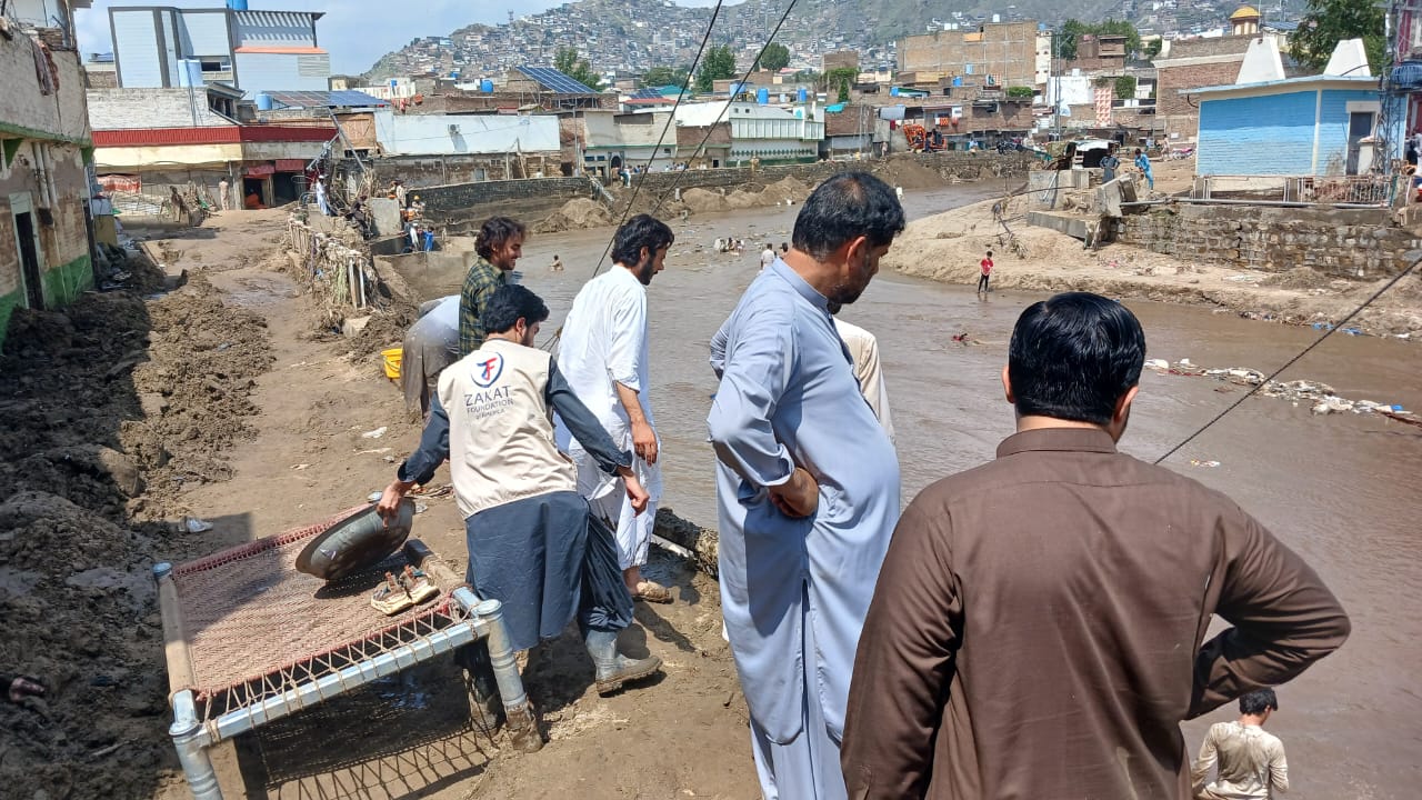 Local residents look on as our field teams assess damage and urgent needs from Pakistan’s 2025 monsoon floods.