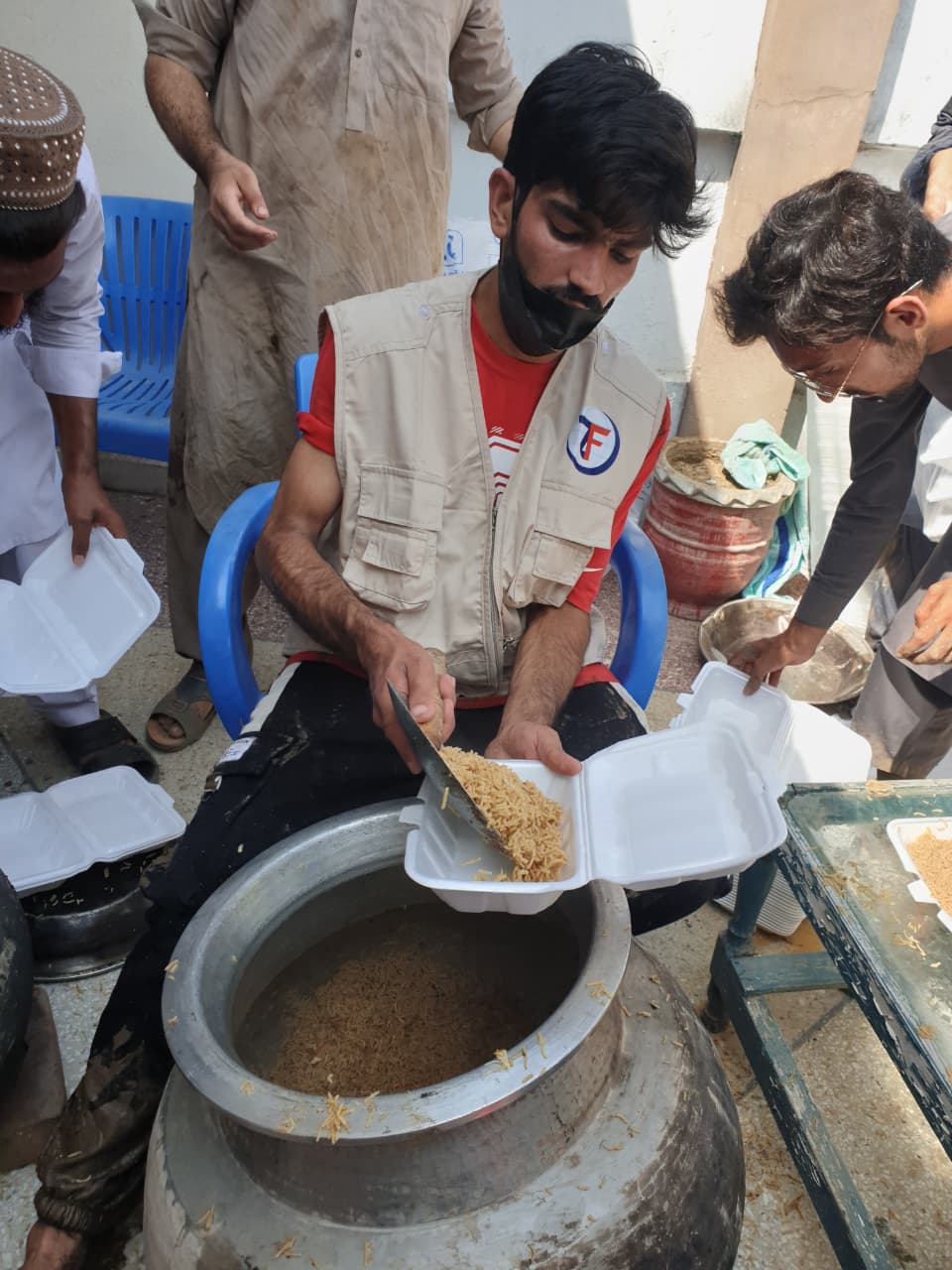 Our field team distributes hot meals to displaced families impacted by Pakistan’s 2025 monsoon floods.