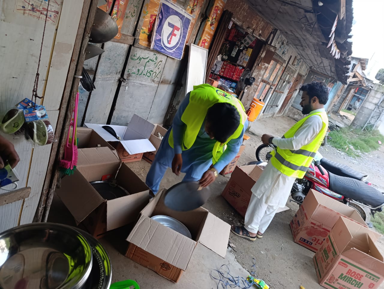 Our field team sets up hot meal distribution site for families affected by Pakistan’s 2025 monsoon floods.