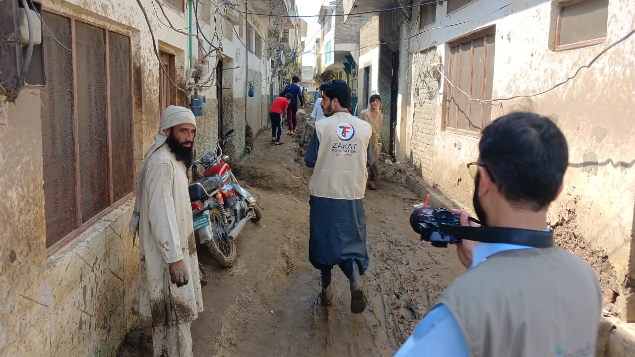 Our teams go door to door in flood-affected neighborhoods, providing aid to families in need after Pakistan’s 2025 monsoon floods.