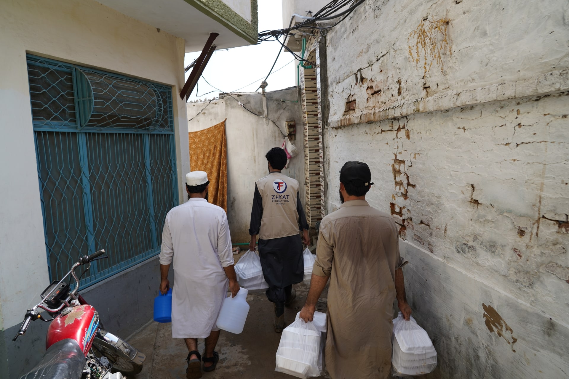Door to door hot meal distribution continues in Pakistan for flood affected families.