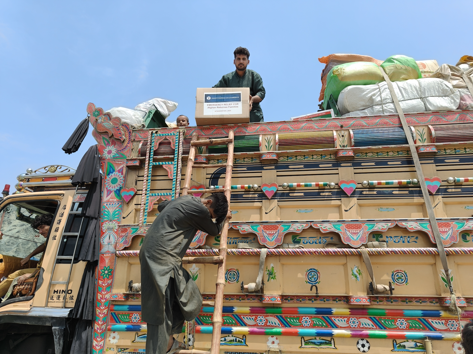 Afghan refugee returnees from Pakistan receive food packages from our field teams