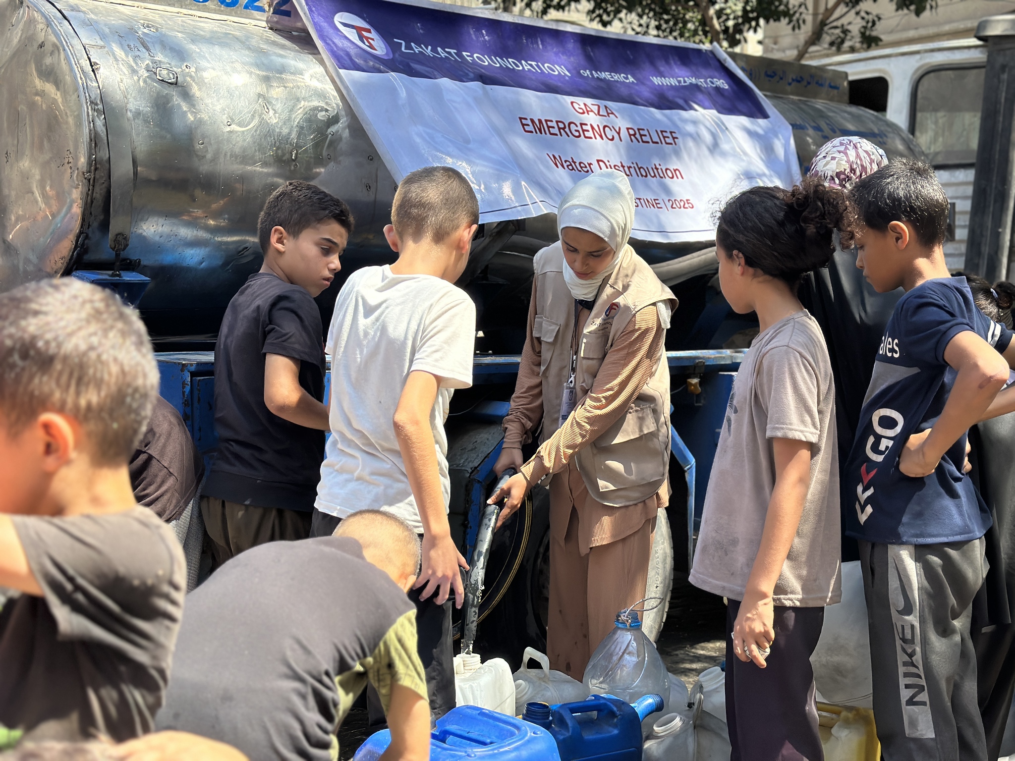 Displaced families in Gaza receive collect clean water at our distribution site