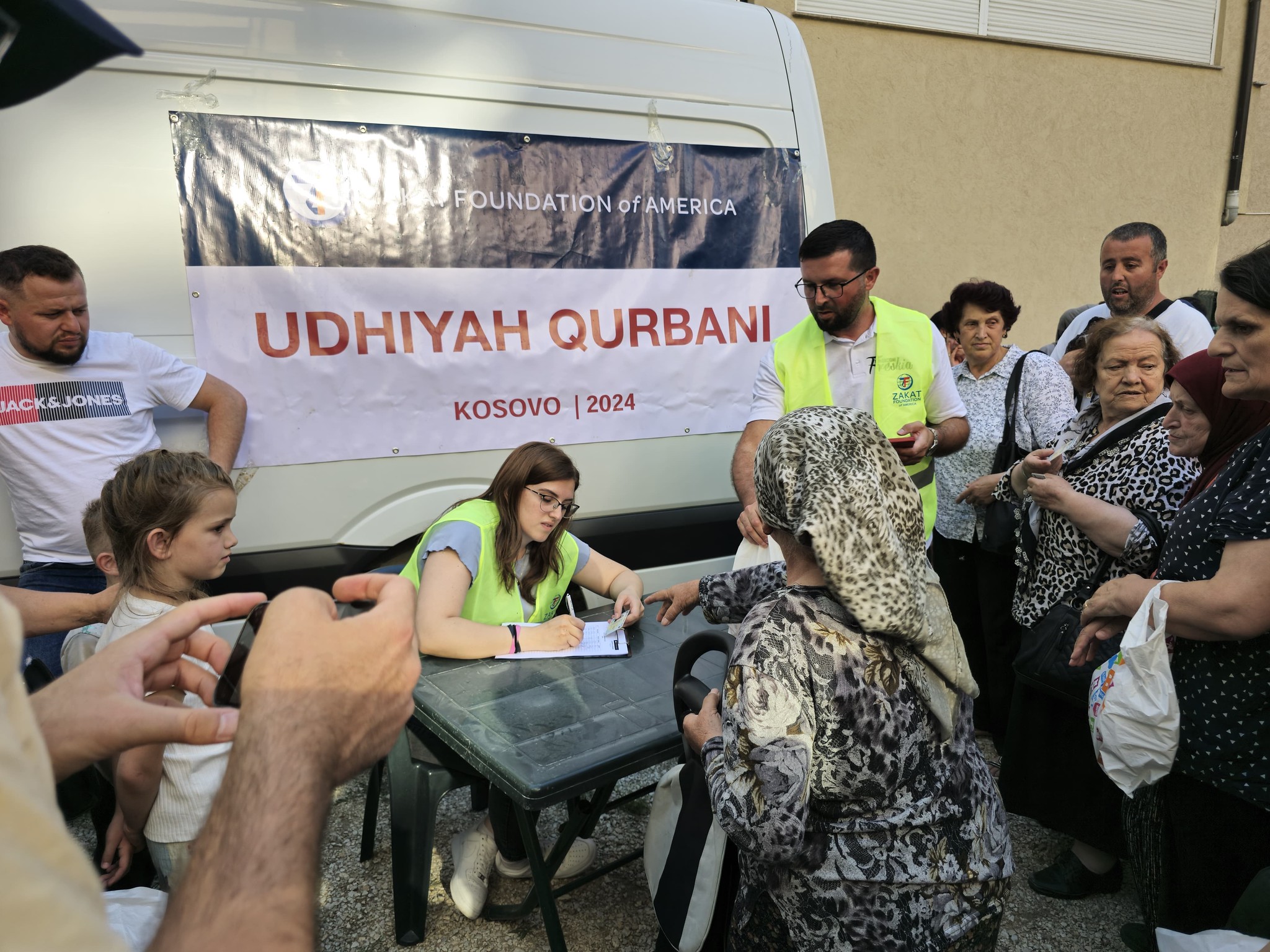 Families in Kosovo line up to collect nutritious Udhiyah-Qurbani meat packages