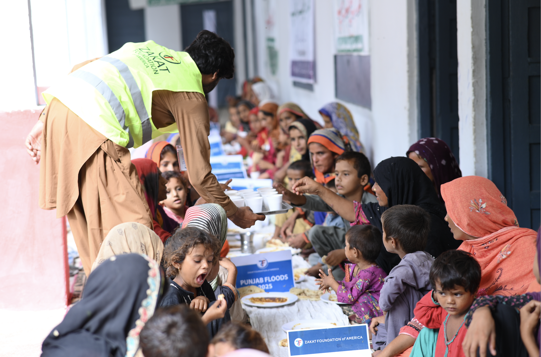 Flood-affected women and children in Pakistan receive nourishing meals