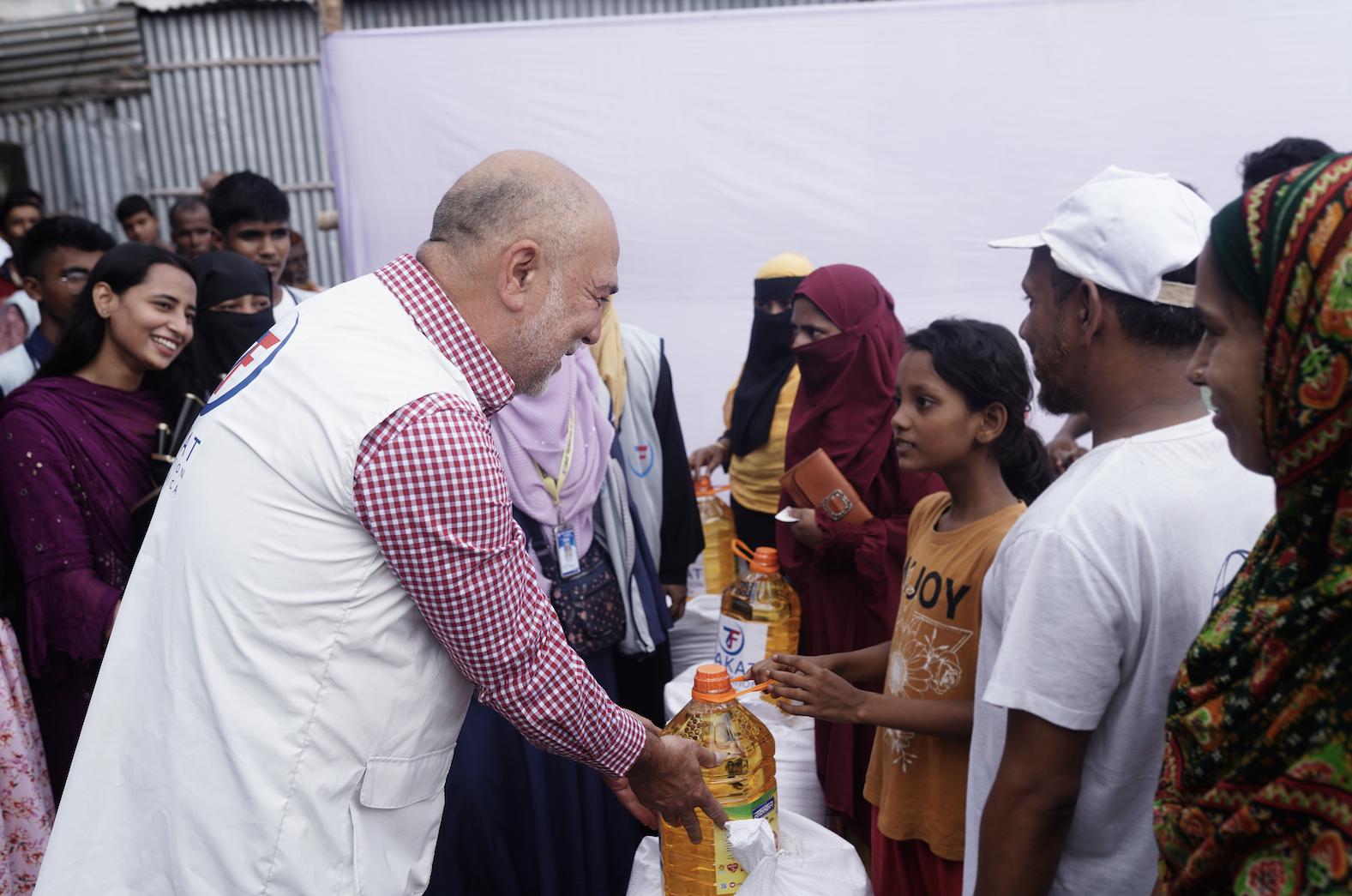 Mr. Demir provides words of reassurance to families receiving rice and oil staples for food security