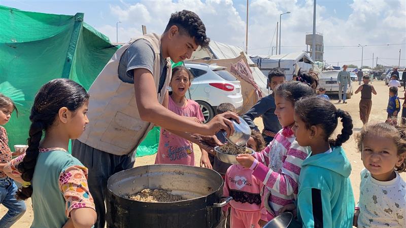 Our field teams distribute warm meals to children in Gaza