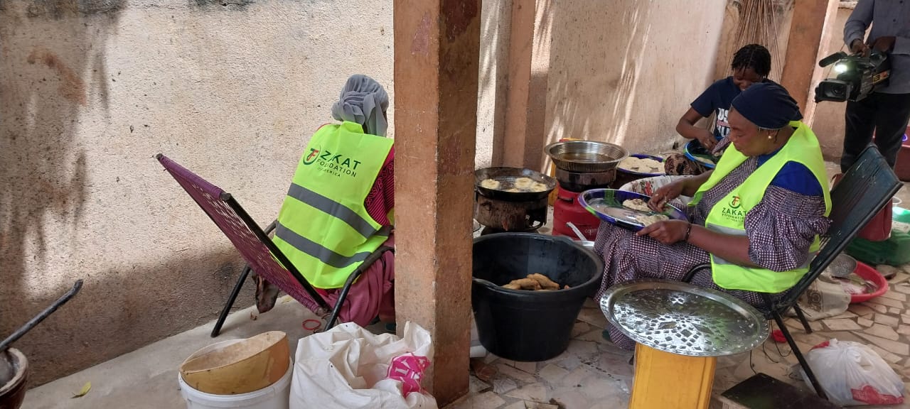 Our teams cook fresh iftar meals for the community in Mali