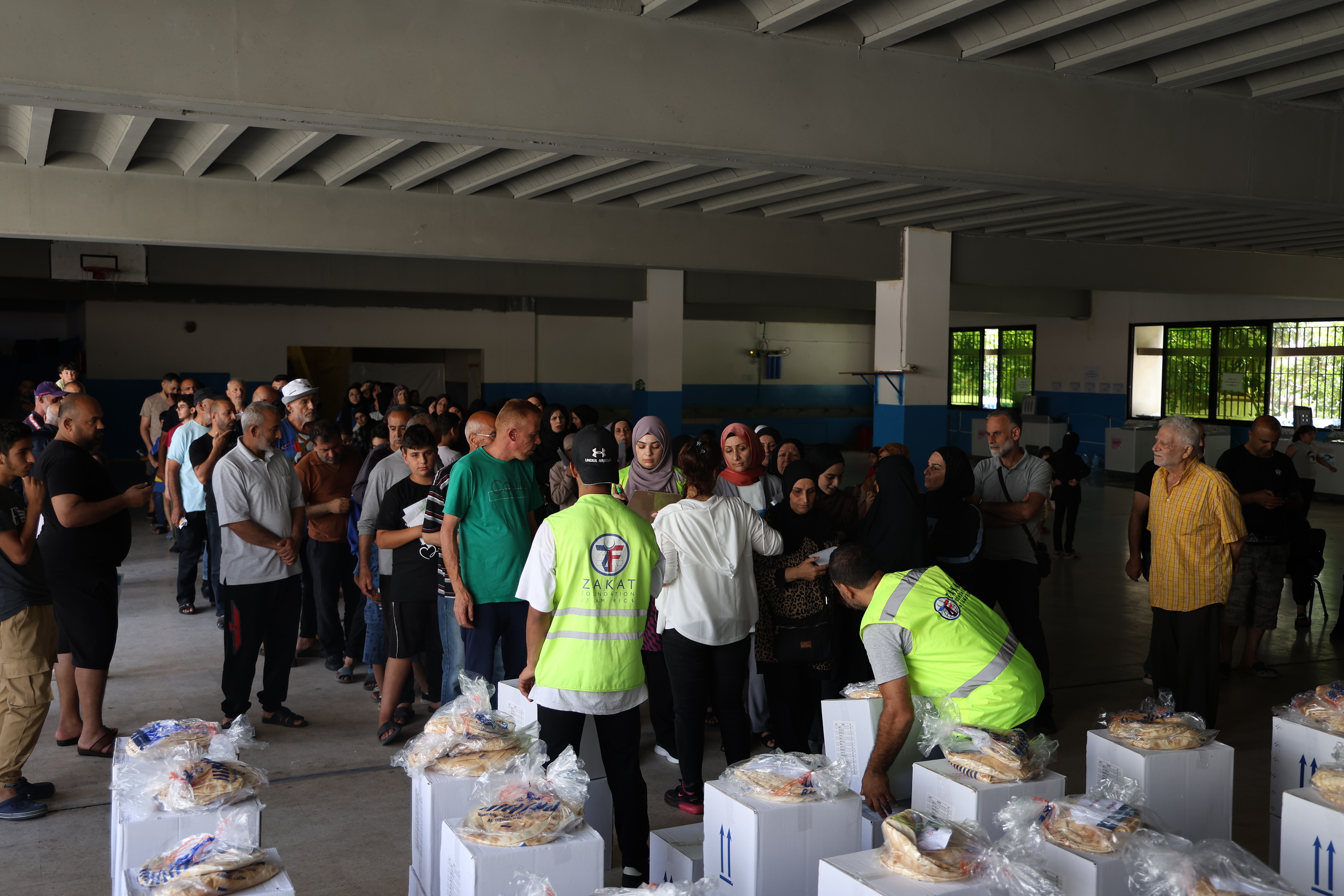 Our teams in Lebanon give nutritious food pacakges to families in need