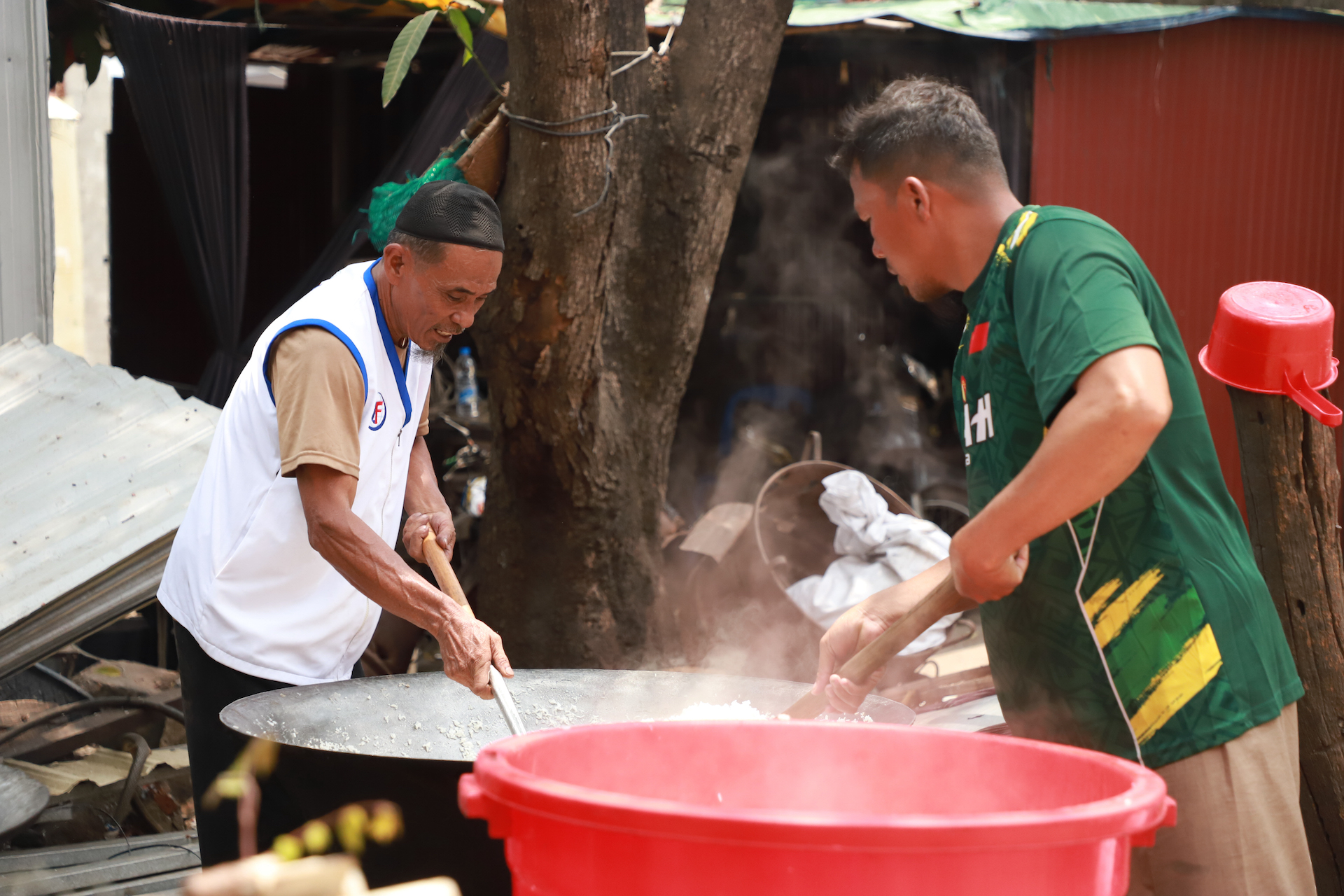 Our teams prepare iftar dinners to families to enjoy