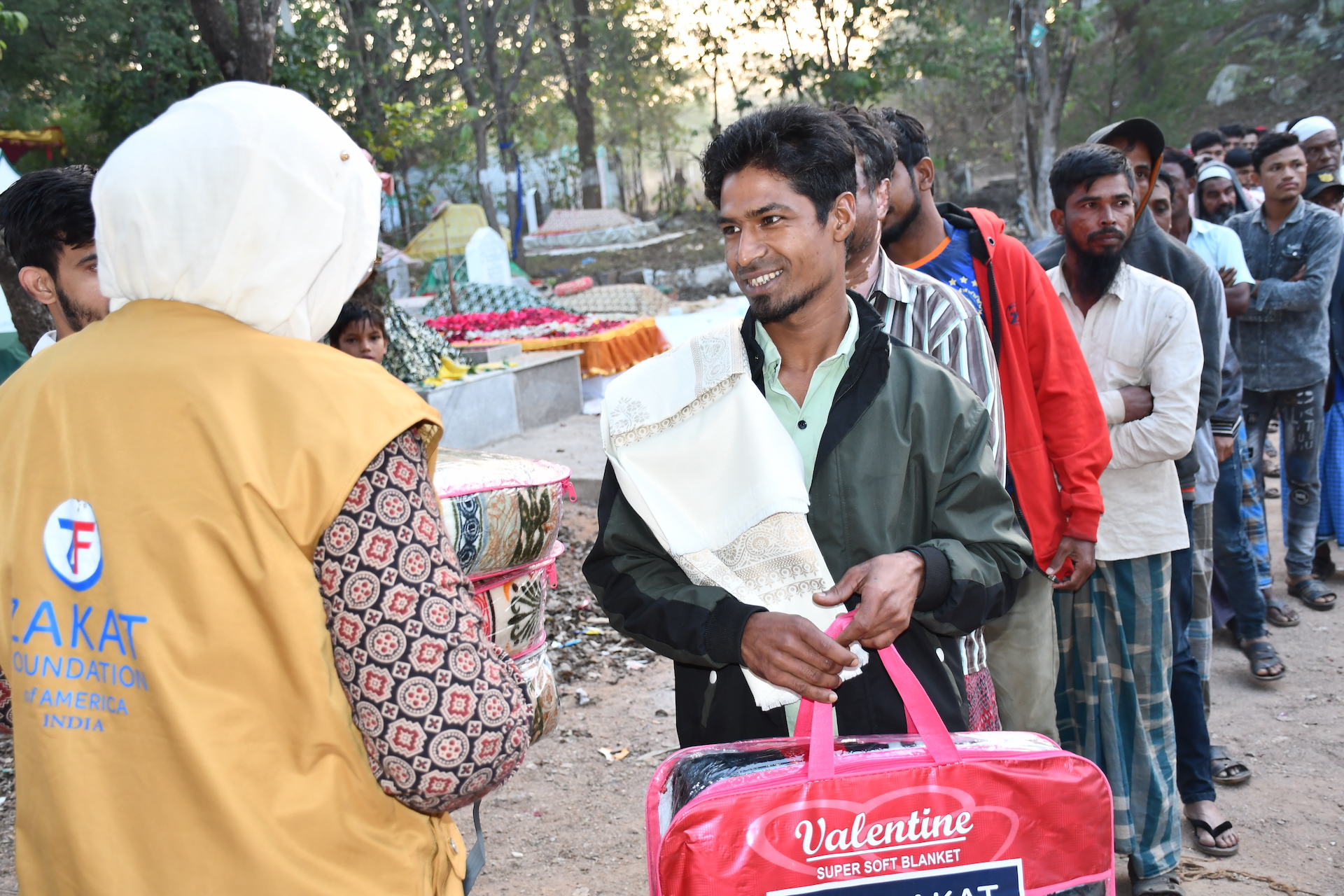 Rohingya refugees in India receive the winter gift you provided for the season