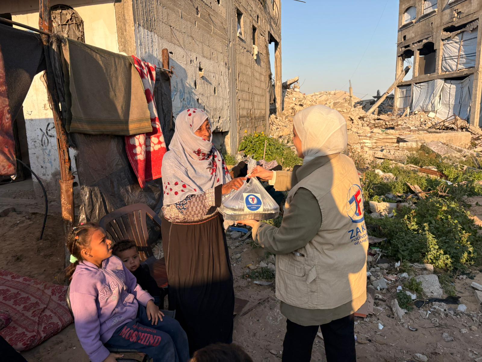 Warm iftar meals are delivered to displaced families in Gaza